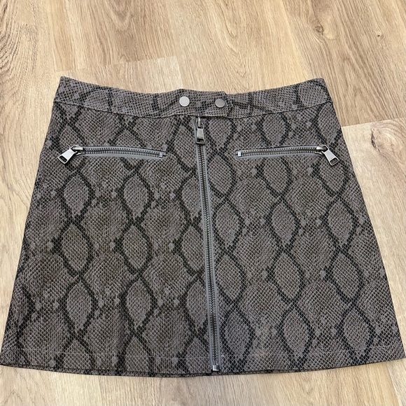 She + Sky Grey Snakeskin Miniskirt size M - Picture 1 of 7